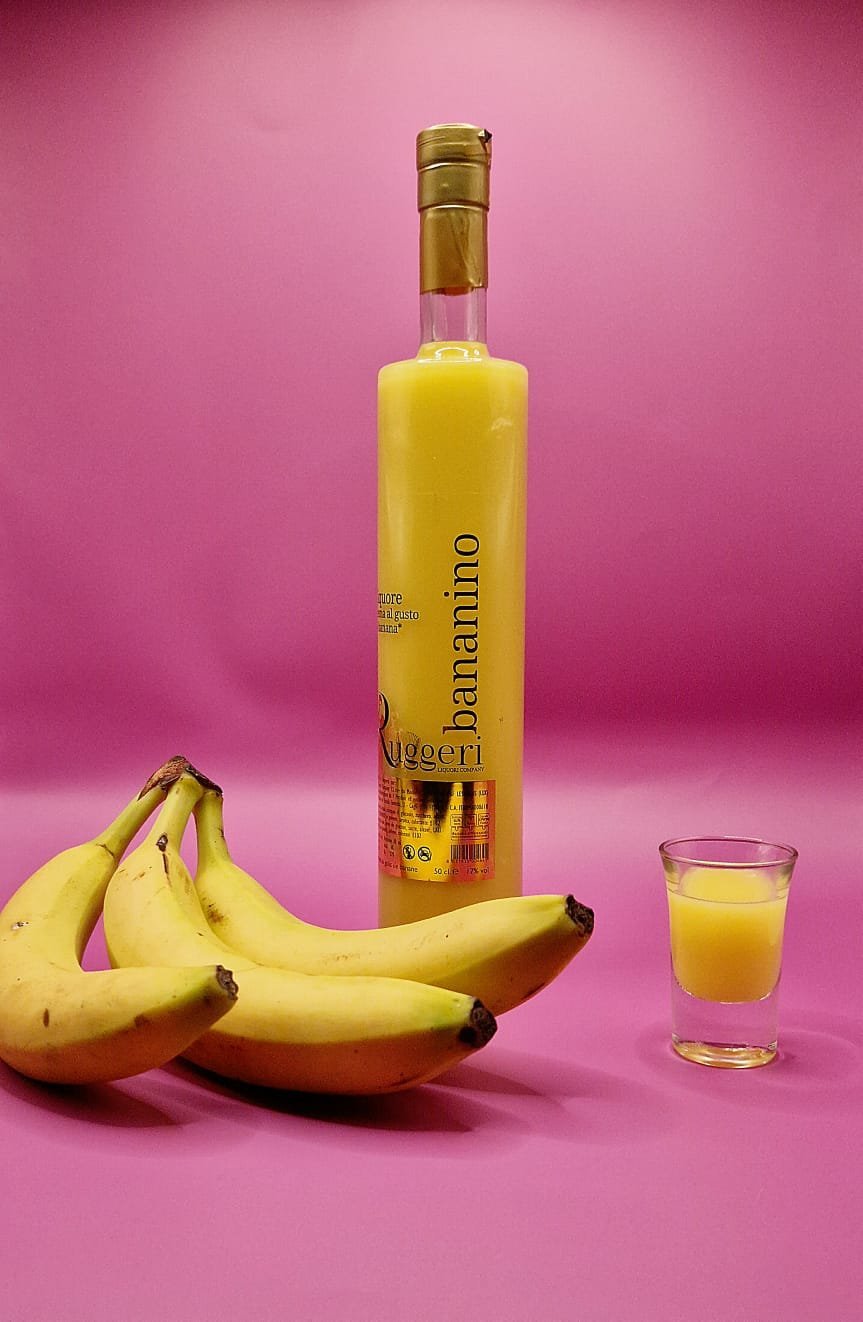 Bouteille et petit verre de Bananino Ruggeri