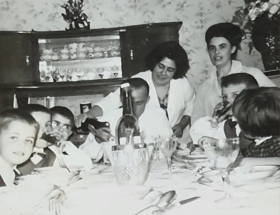 La famille Ruggeri réunie autour d’une table en 1960.