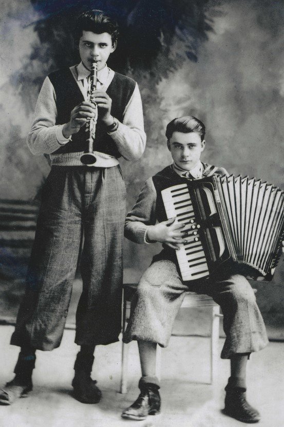 Photographie d’archive de la famille Ruggeri en 1946, deux hommes avec un accordéon