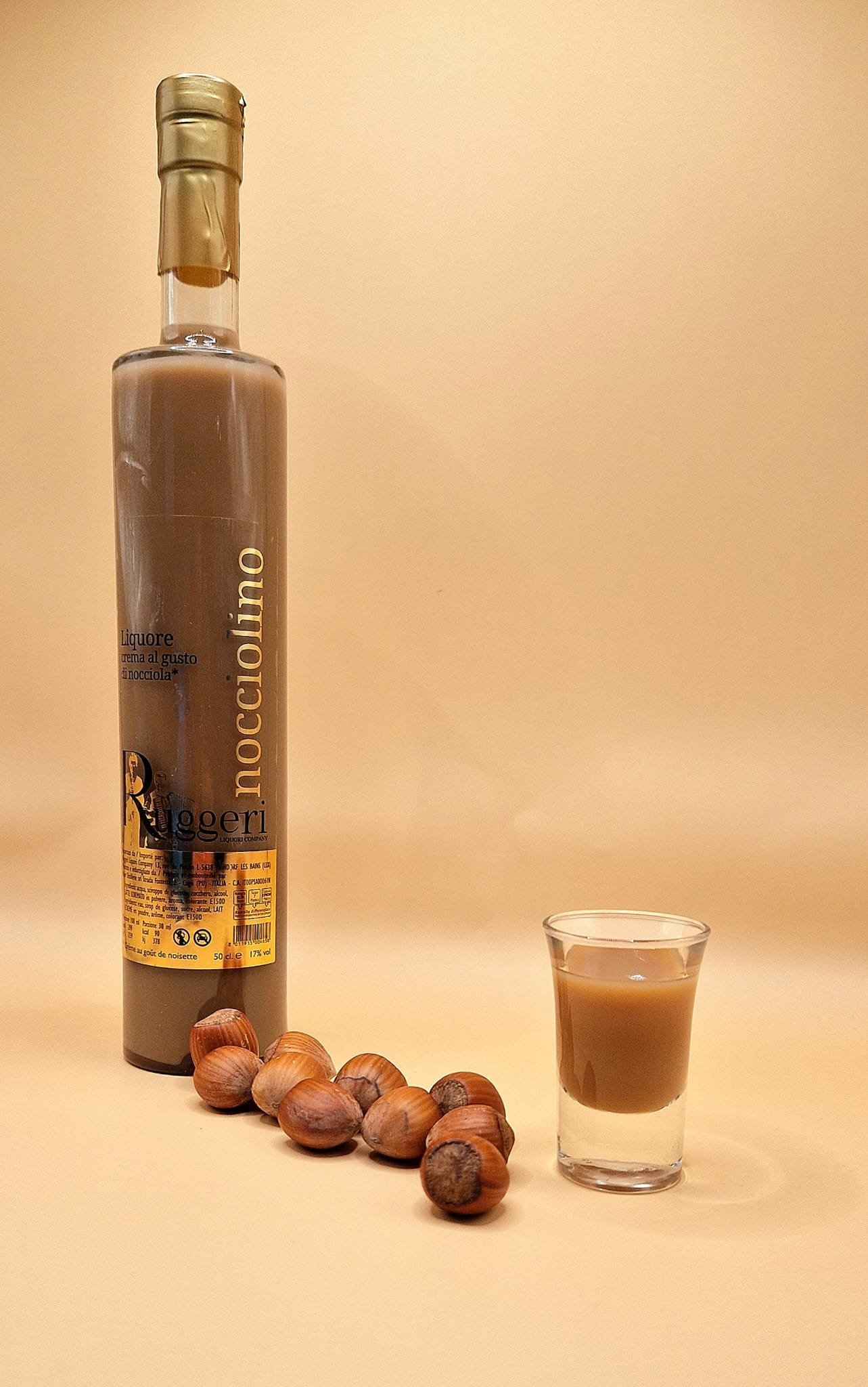 Bouteille et petit verre de Nocciolino Ruggeri