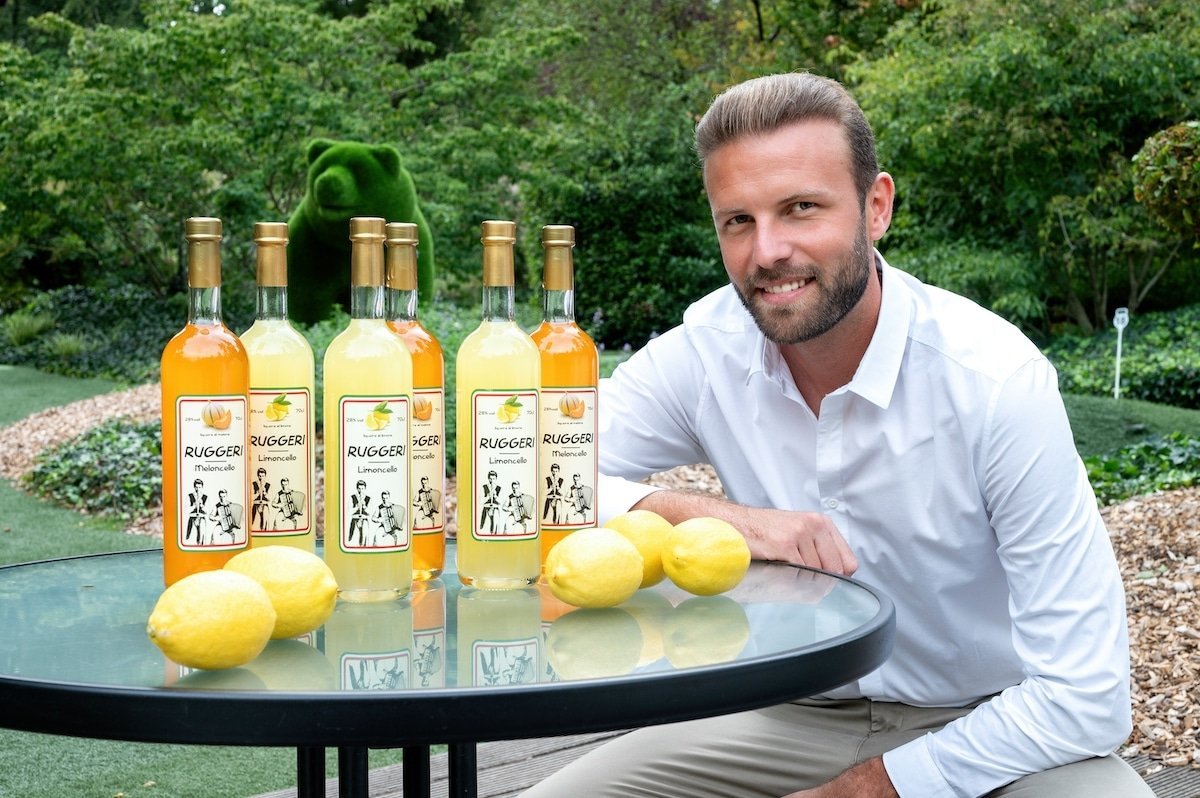 Olivier Ruggeri, fondateur, auprès des bouteilles de Limoncello et de Meloncello.